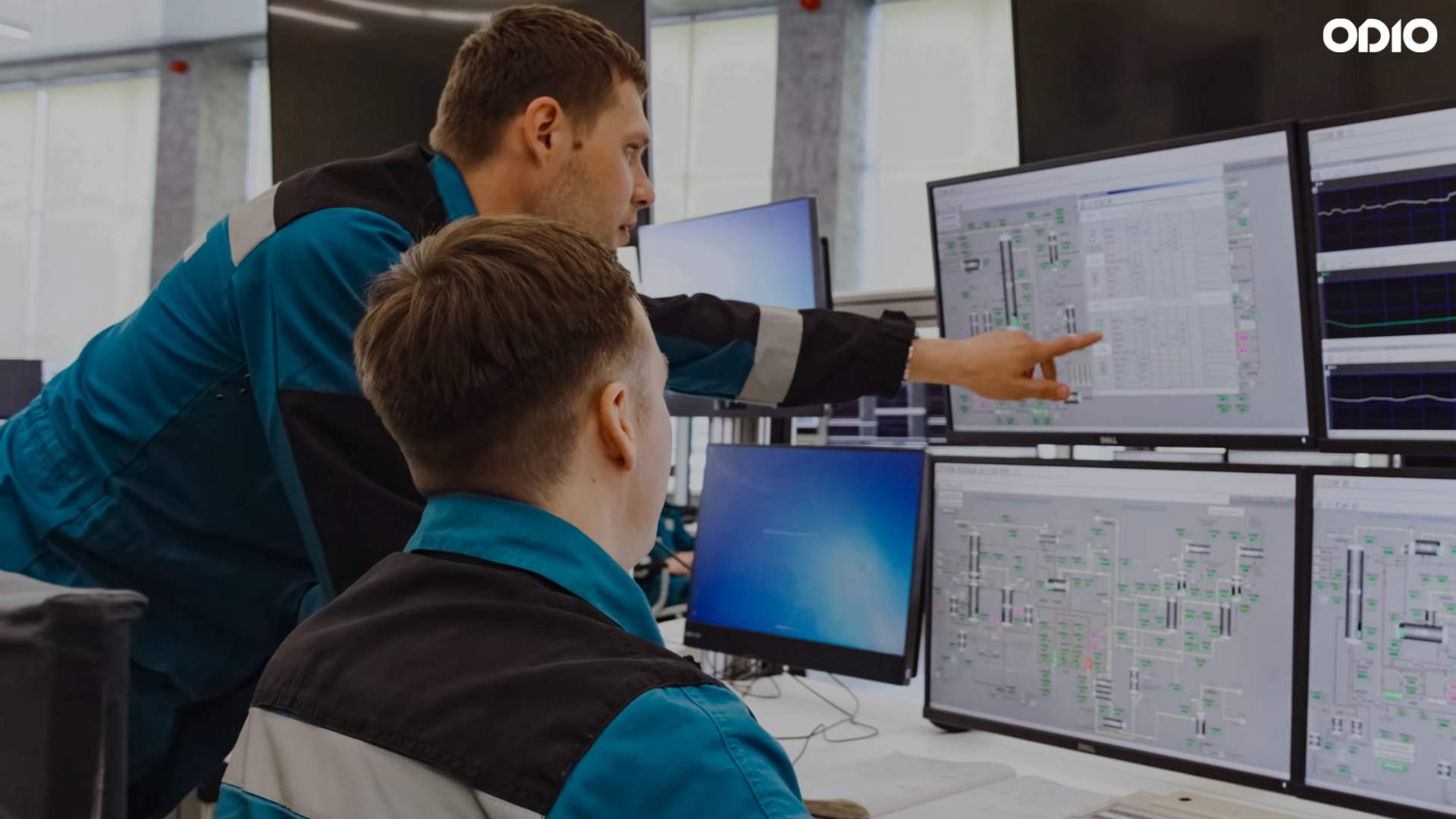 Image showing 2 Contact center agensts looking at their monitor to monitor the performance in real-time.
